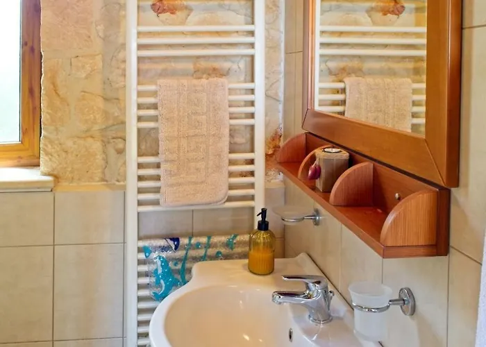 Traditionelle Mit Privatem Pool By Interhome